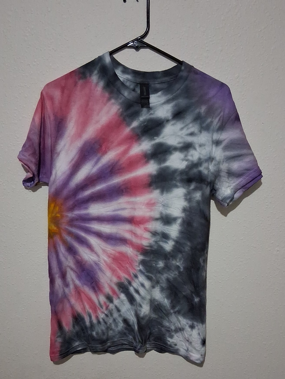 Gildan Tie-Dye Short Sleeve T-Shirt in Pink, Purple, Black & Yellow